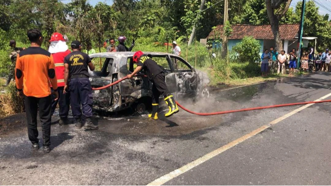 diduga-korsleting-kelistrikan,-sebuah-mobil-di-banyuwangi-hangus-terbakar