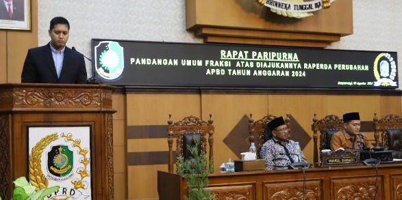 pandangan-fraksi-fraksi-di-dprd-banyuwangi-pada-paripurna-raperda-perubahan-apbd-2024