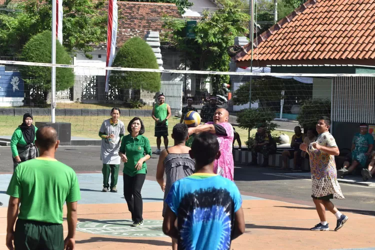 meriahkan-agustusan,-pakai-daster-anggota-kodim-0825-banyuwangi-gelar-lomba-bola-voli