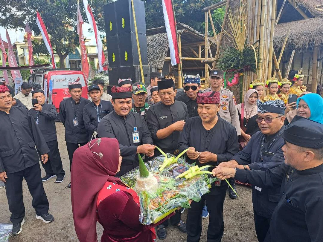 bentuk-syukur-dan-doa-warga-karangrejo-banyuwangi-gelar-tradisi-ngerujaki,-berdayakan-umkm-lokal