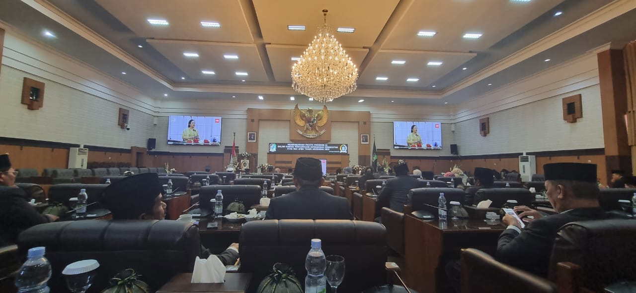 paripurna-dprd-banyuwangi-mendengarkan-pidato-kenegaraan-presiden-jokowi