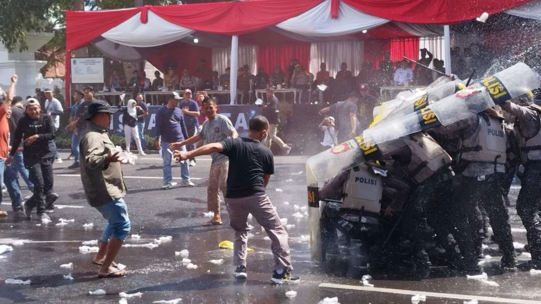 simulasikan-sispamkota,-polisi-dan-aparat-gabungan-tegaskan-siap-amankan-pilkada-2024