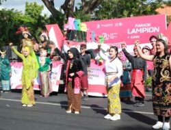 Ribuan Anak Muda Banyuwangi Berbusana Etnik Nusantara Ramaikan Karnaval Kemerdekaan
