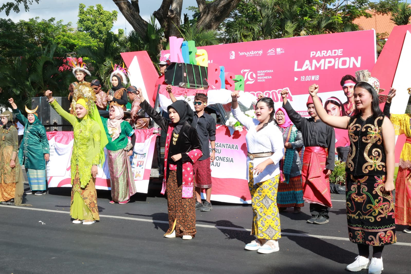 ribuan-anak-muda-banyuwangi-berbusana-etnik-nusantara-ramaikan-karnaval-kemerdekaan