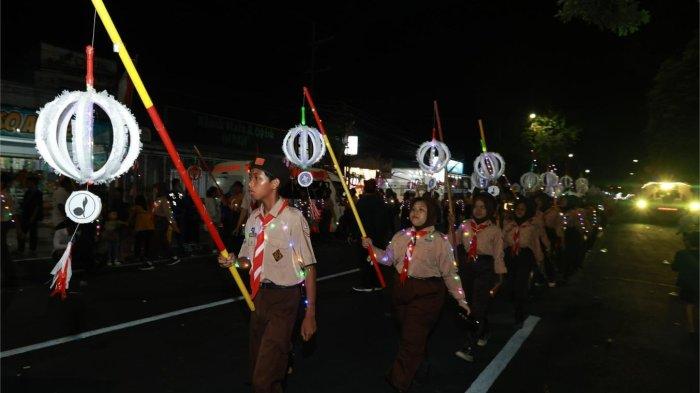 meriahnya-pawai-lampion-yang-disuguhkan-ratusan-pramuka-di-banyuwangi-–-tribunjatim.com