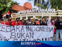 Kawal Putusan MK, Aliansi Banyuwangi Menggugat Bawa Dupa dan Kembang
