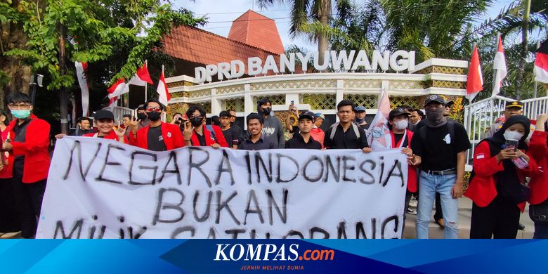 kawal-putusan-mk,-aliansi-banyuwangi-menggugat-bawa-dupa-dan-kembang