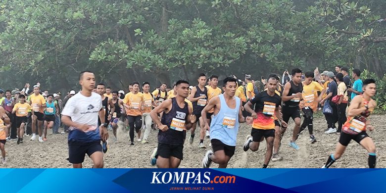 menembus-kabut,-ratusan-pelari-ikuti-alas-purwo-jungle-run-2024