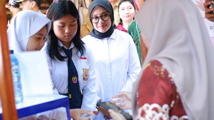 bupati-ipuk-dorong-pengelolaan-keuangan-di-kalangan-pelajar-lewat-program-e-saku-–-tribunjatim.com