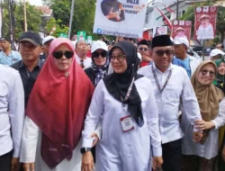 Ipuk-Mujiono Jalan Kaki Berangkat Daftar ke KPU Banyuwangi, Dielu-elukan Warga