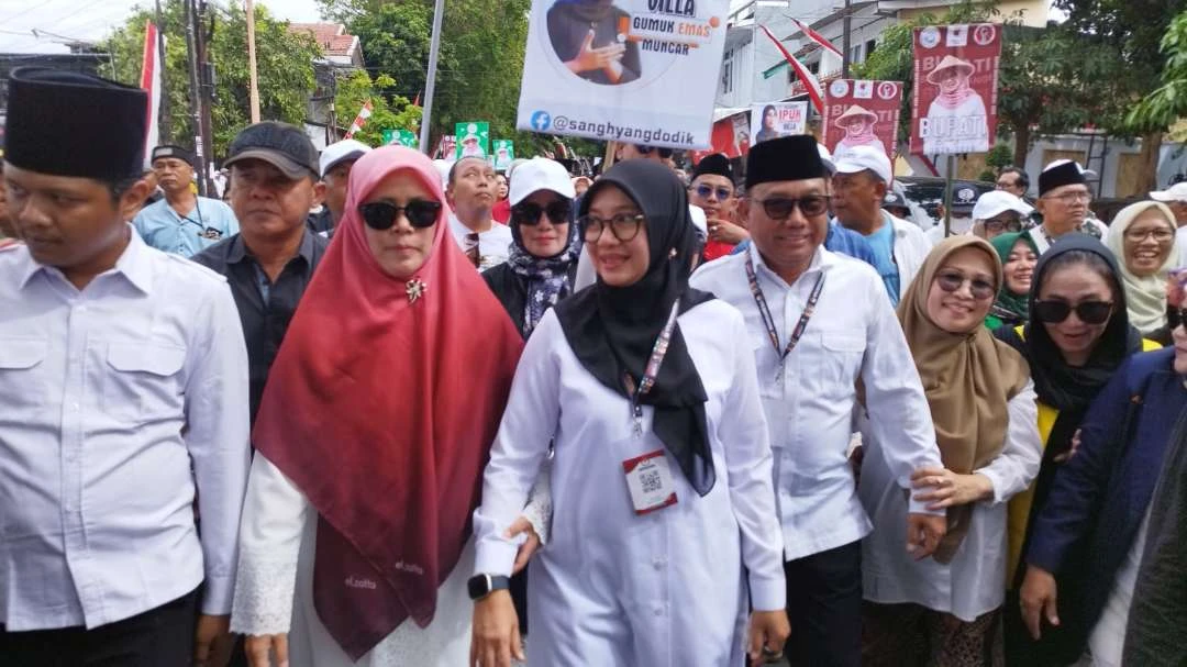 ipuk-mujiono-jalan-kaki-berangkat-daftar-ke-kpu-banyuwangi,-dielu-elukan-warga