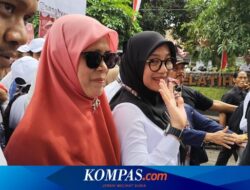 Pilkada Banyuwangi 2024, Ipuk-Mujiono Jalan Kaki Diarak Barong saat Daftar ke KPU