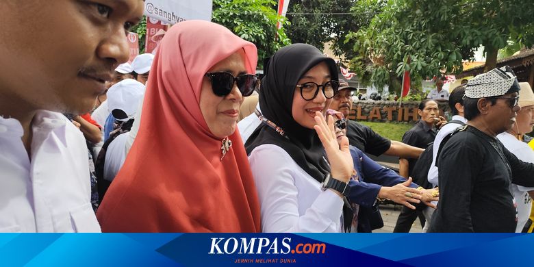 pilkada-banyuwangi-2024,-ipuk-mujiono-jalan-kaki-diarak-barong-saat-daftar-ke-kpu