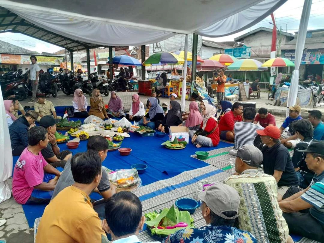 revitalisasi-pasar-rogojampi-banyuwangi-dimulai,-pedagang-gelar-khotmil-quran-doakan-kelancaran