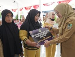 Telah Diterima Ribuan Pedagang Kecil, Bupati Ipuk Kembali Salurkan Bantuan Alat Usaha “Wenak”