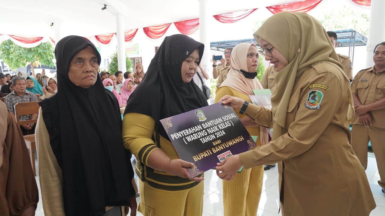 telah-diterima-ribuan-pedagang-kecil,-bupati-ipuk-kembali-salurkan-bantuan-alat-usaha-“wenak”