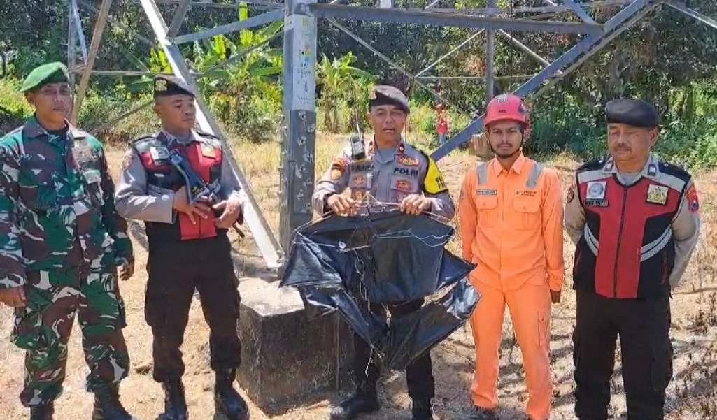 layangan-tersangkut-tower-listrik-picu-percikan-api,-nyaris-ganggu-suplai-listrik-ke-bali