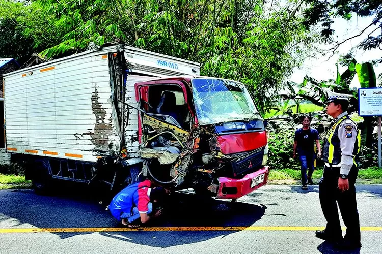 truk-box-indomaret-remuk-usai-tabrak-fuso-dan-pohon-di-glenmore-banyuwangi-–-radar-banyuwangi