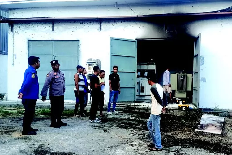 terjadi-ledakan-di-trafo-panel-listrik,-gudang-beras-di-kabat-banyuwangi-terbakar