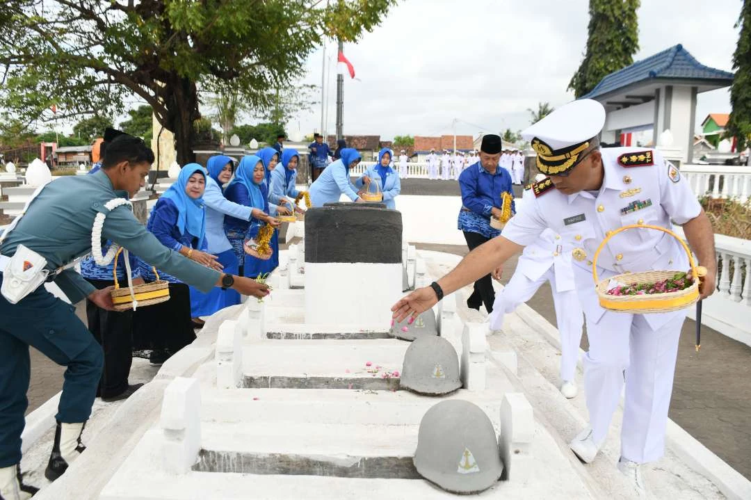 jelang-hut-ke-79-tni-al,-lanal-banyuwangi-ziarah-ke-makam-pahlawan-alri