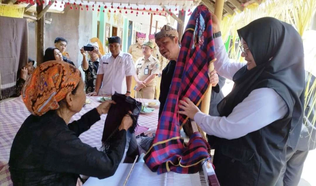 lestarikan-tenun-khas-banyuwangi,-pemkab-banyuwangi-libatkan-penenun-sebagai-mentor-pelatihan