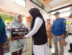 Dukung Program ‘Warung Naik Kelas’ Pemkab, PUDAM Banyuwangi Bantu Alat Usaha