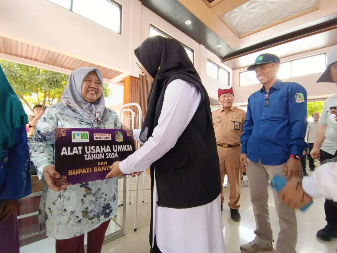 dukung-program-‘warung-naik-kelas’-pemkab,-pudam-banyuwangi-bantu-alat-usaha