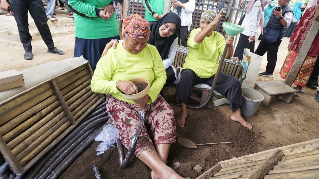 ngantor-di-desa,-bupati-ipuk-kagumi-gotong-royong-warga-desa-berdayakan-lansia