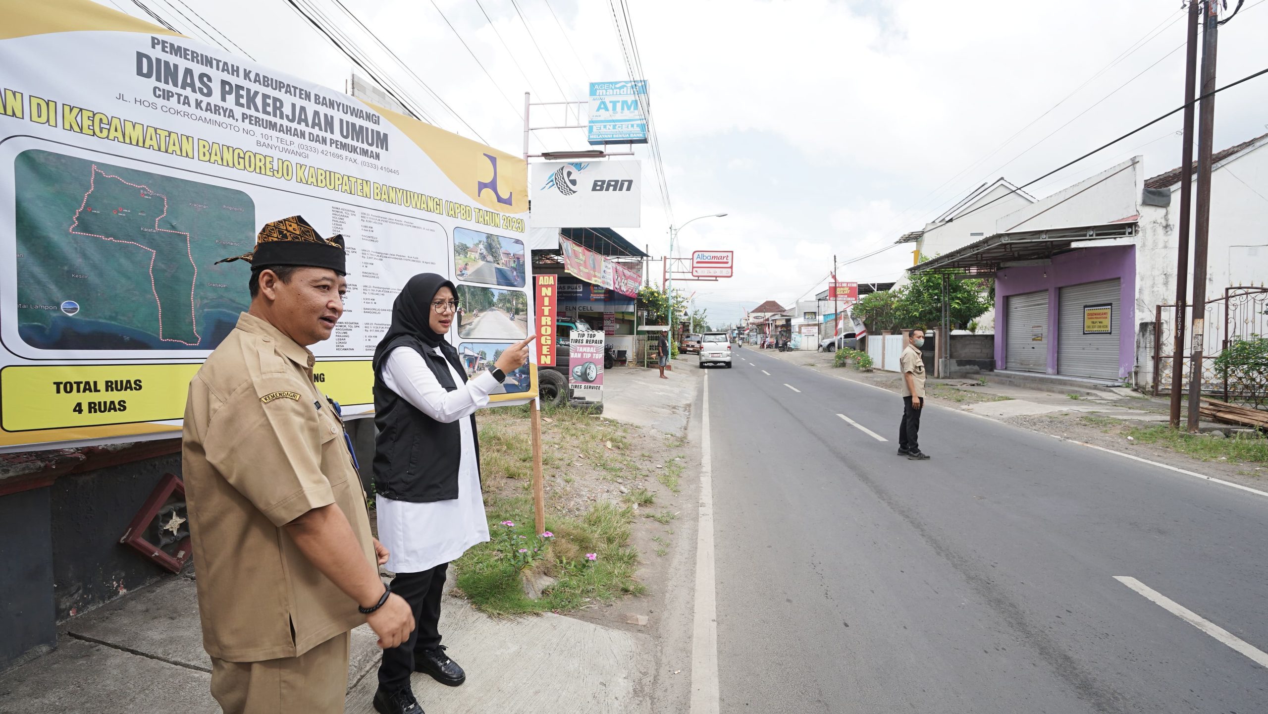 ngantor-di-tiga-desa,-bupati-ipuk-cek-progres-pembangunan-sejumlah-ruas-jalan