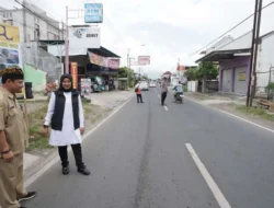 Ngantor di Tiga Desa, Bupati Banyuwangi Ipuk Fiestiandani Cek Pembangunan Jalan