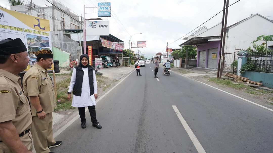 ngantor-di-tiga-desa,-bupati-banyuwangi-ipuk-fiestiandani-cek-pembangunan-jalan