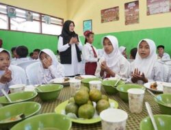 Ngantor di Desa, Bupati Ipuk Tinjau Simulasi Makan Siang Bergizi di Banyuwangi – Tribunjatim.com