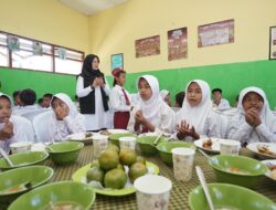 Ngantor di Desa, Bupati Ipuk Simulasi Program Makan Siang Bergizi