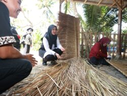 Pariwisata Menggeliat, Bawa Berkah bagi Usaha Anyaman Atap Ilalang di Desa Banyuwangi