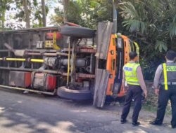 Ban Pecah Saat Melaju, Truk Bermuatan Triplek Terguling di Tulungrejo