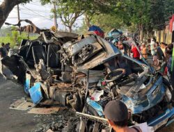 Empat Korban Tewas dalam Kecelakaan 2 Elf vs Towing di Banyuwangi