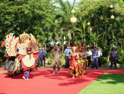 Disambut Meriah, Kirab Pataka Jer Basuki Mawa Beya Tiba di Banyuwangi