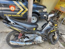 Nekat Dahului Kendaraan Ditikungan, Pengendara Motor Meninggal Usai Tabrak Minibus