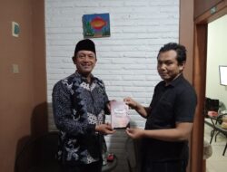 Kabid Pendis Kanwil Kemenag Jatim Menerima Buku Antologi Puisi