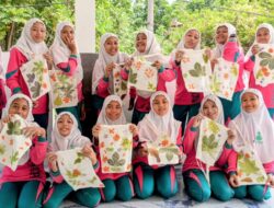 Siswi Kelas VI MI Darun Najah II Praktikkan Teknik Ecoprint dalam Pembuatan Batik