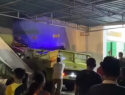 Truk Hindari Motor, Teras Rumah Warga di Siliragung Ambruk Ditabrak