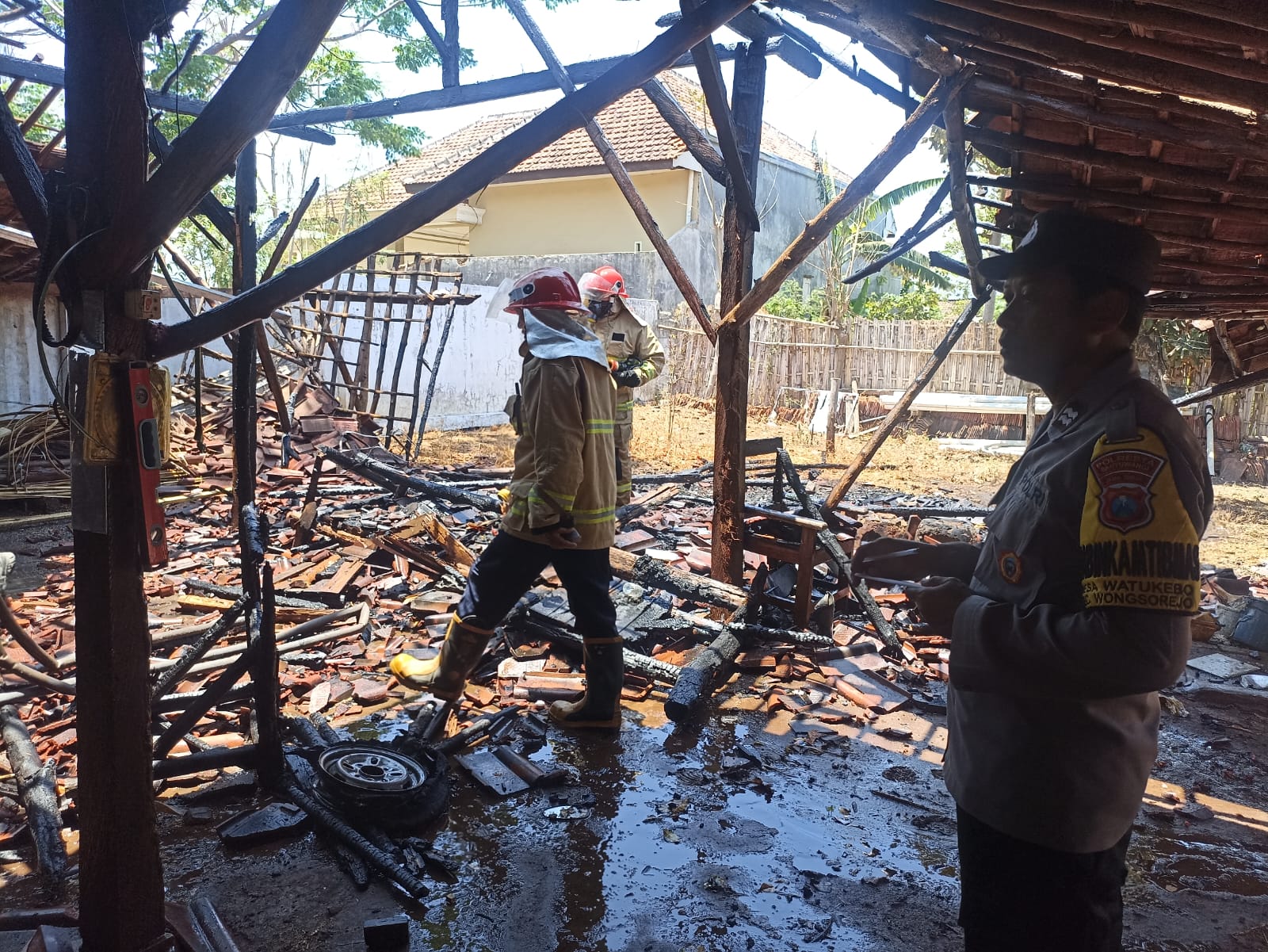 gudang-mebel-di-wongsorejo-terbakar,-kerugian-capai-10-juta-rupiah