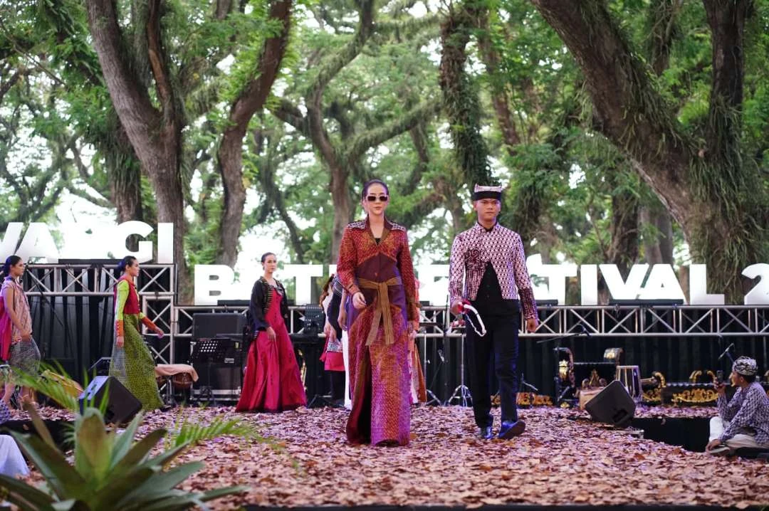 pukau-ribuan-penonton,-banyuwangi-batik-festival-kuatkan-potensi-batik-lokal-di-kancah-nasional