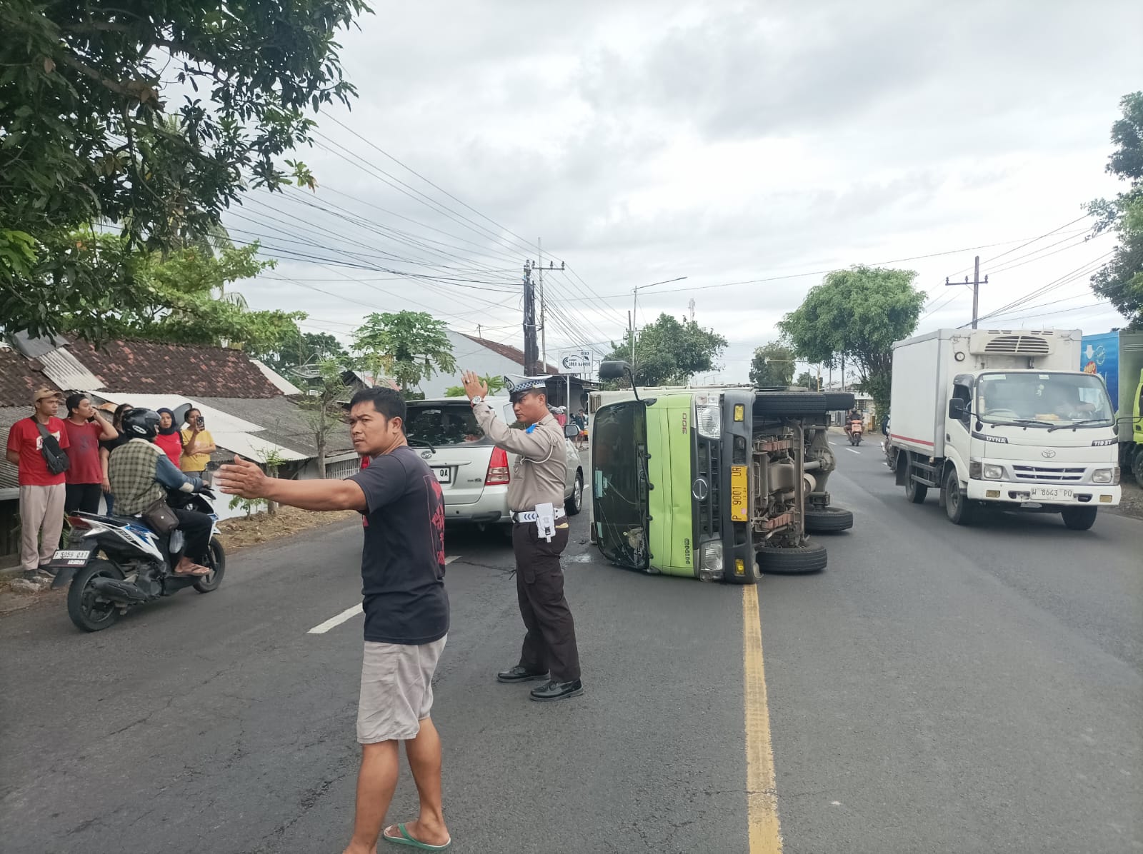 truk-box-bermuatan-es-batu-terguling-di-jalan-raya-jember,-tidak-ada-korban-jiwa