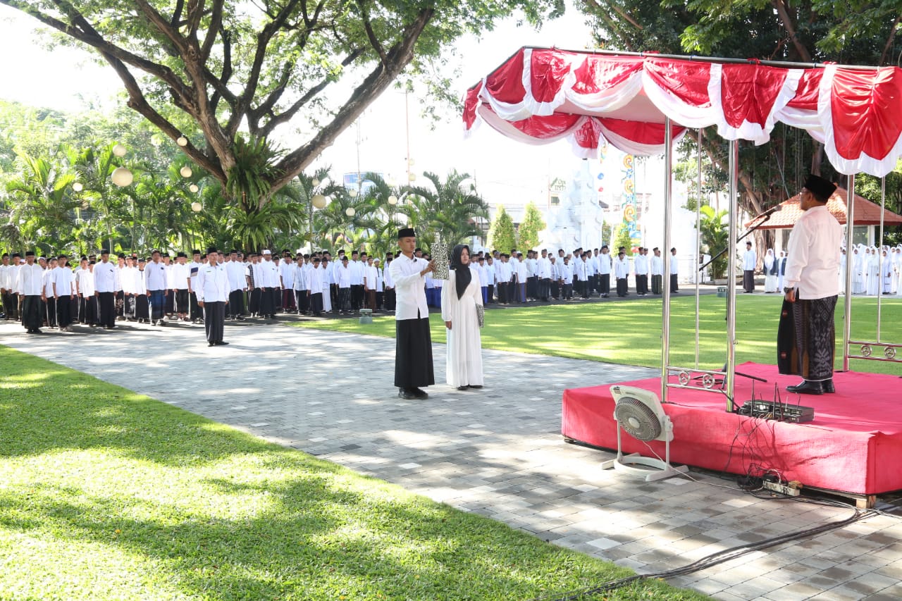 semarak-hari-santri,-plt-bupati-sugirah-ajak-para-santri-raih-kesuksesan-lewat-pendidikan