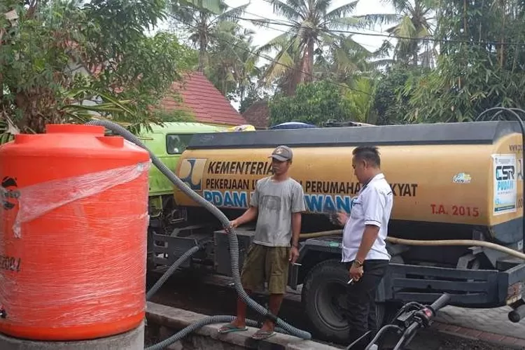sumur-masih-kering,-pudam-banyuwangi-suplai-air-bersih-jalan-terus