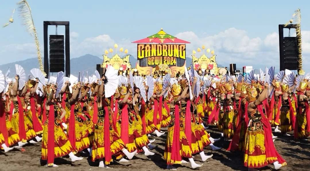 pagelaran-gandrung-sewu-jadi-magnet-ribuan-penonton-dari-berbagai-daerah-hingga-manca-negara