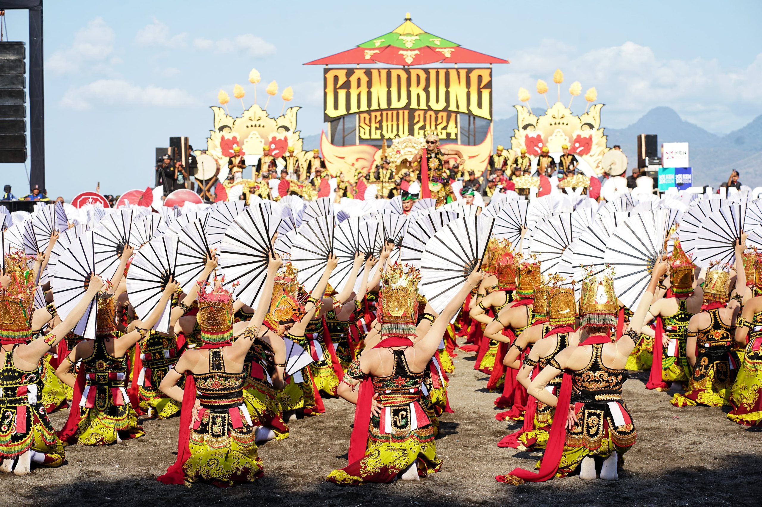 gandrung-sewu-“payung-agung”-pukau-ribuan-penonton