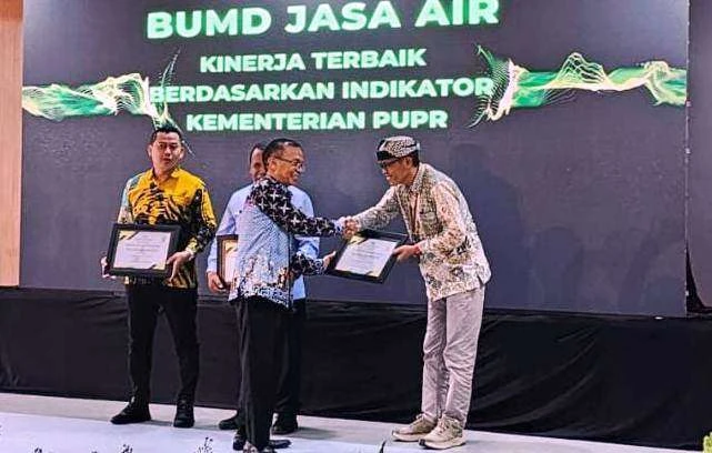 pudam-banyuwangi-sabet-penghargaan-bumd-jasa-air-dengan-kinerja-terbaik-dari-bpkp