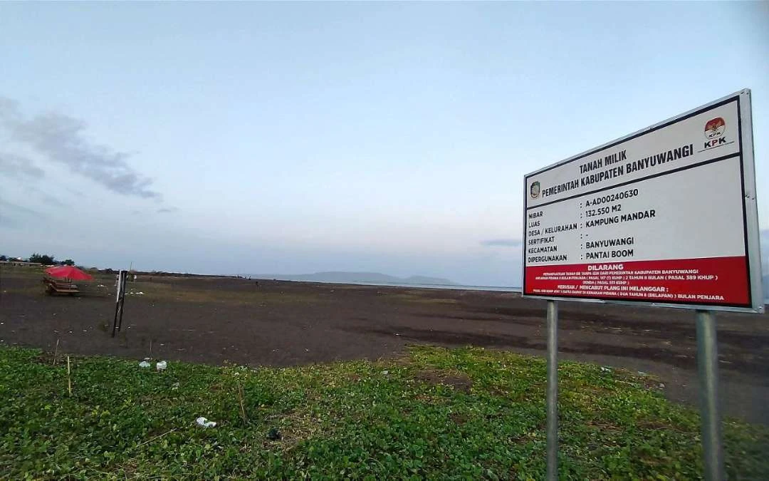 pemkab-banyuwangi-pasang-plang-kepemilikan-tanah-di-pantai-boom,-pj-sekda:-ini-penegasan!